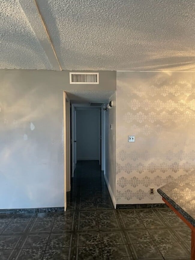 Foto del edificio - Beautiful Corner House with Shop