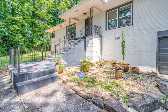 Building Photo - 146 Lynhurst Dr SW
