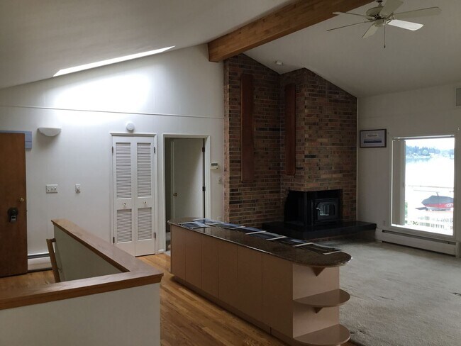 Building Photo - Lake Stevens waterfront 4 Bedroom 2 Bath H...