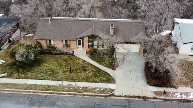 Building Photo - 5 bedroom 3 bath Home 2 car garage- Small dog friendly
