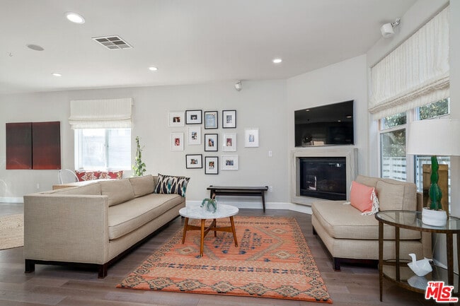 Foto del edificio - 1745 S Barrington Ave