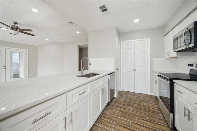 Building Photo - 10914 Berry Tree Dr