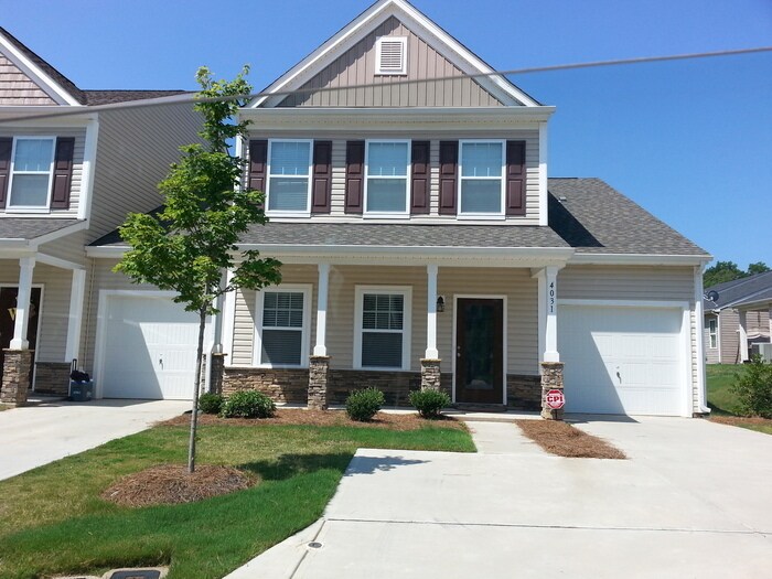 Foto principal - 3 Bedroom Townhome Available For Rent!