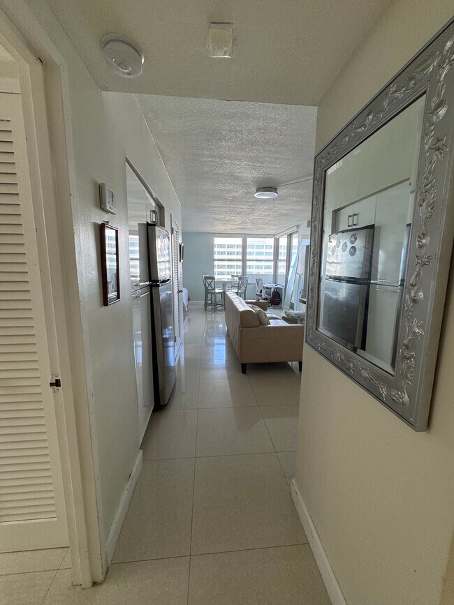 Foto del edificio - 2899 Collins Ave