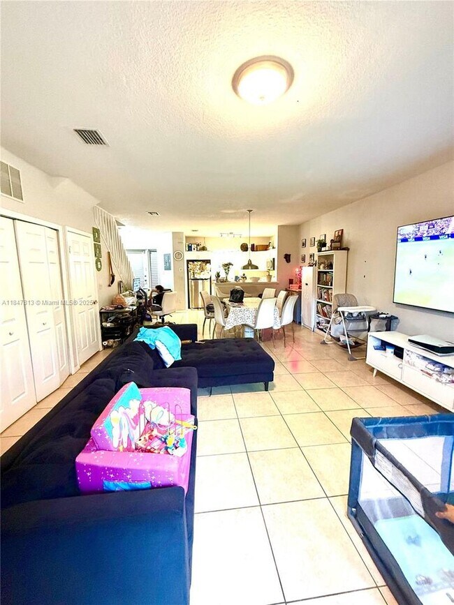 Foto del edificio - 20439 NW 15th Ave