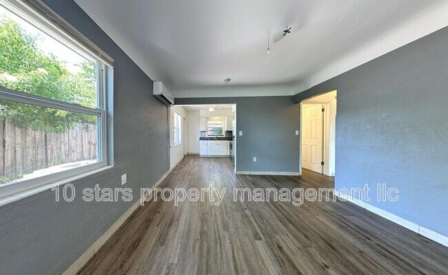 Foto del edificio - 226 North Saturn Avenue