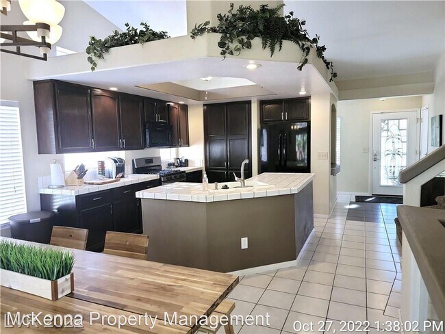 Building Photo - 3 br, 2.5 bath House - 1676 Silver Falls Ave