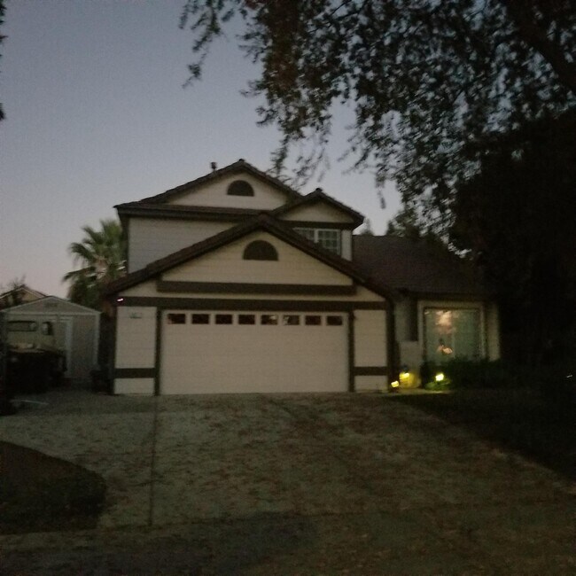 Foto del edificio - 921 N Armstrong Ave