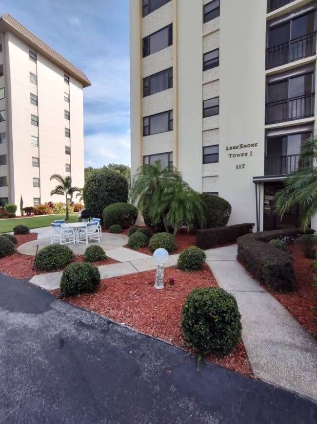 Building Photo - 117 Country Club Dr