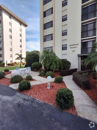 Building Photo - 117 Country Club Dr
