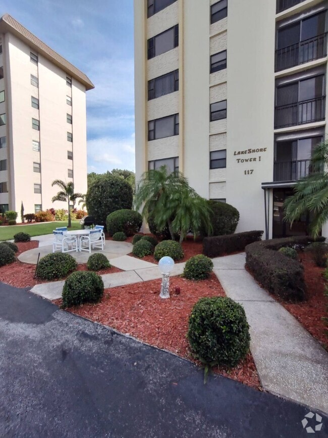 Building Photo - 117 Country Club Dr
