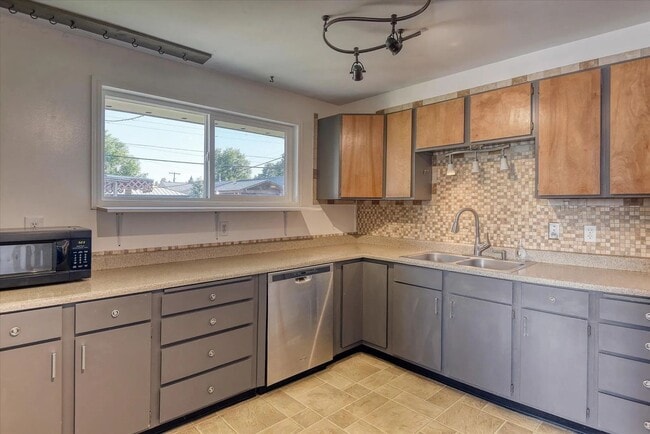 Building Photo - Beautiful 3bed/2 bath home in the heart of Shadle Park - coming soon