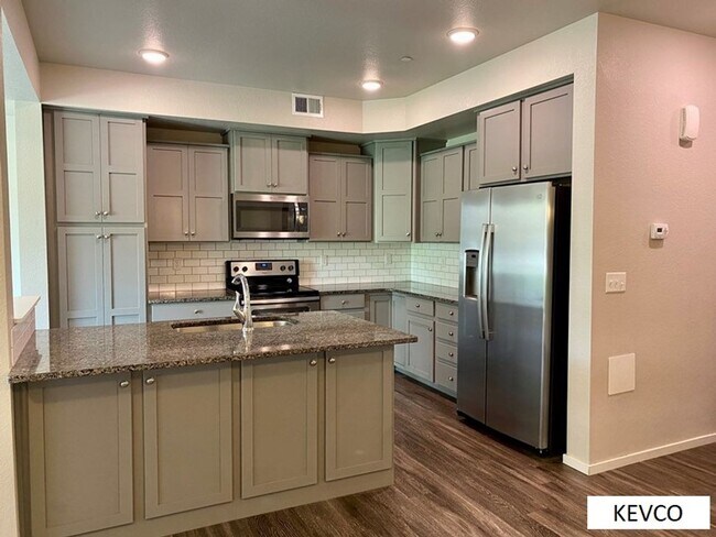 Foto del edificio - Lovely Newer Townhouse