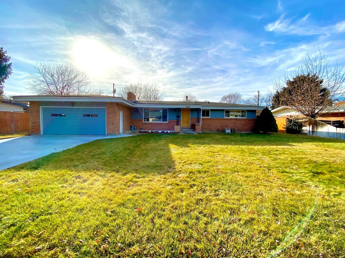 Primary Photo - 3 Bedroom, 2 Bathroom Single Level Home ne...