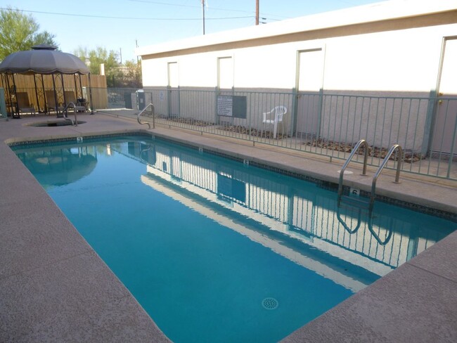 Building Photo - 1 Bedroom With Community Pool and Garage P...