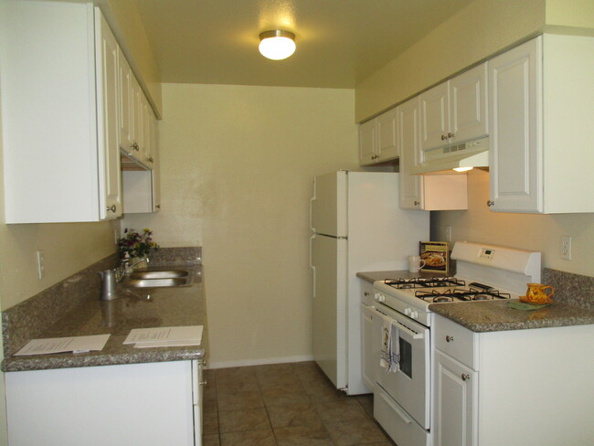 Building Photo - 836 E Avenue J12