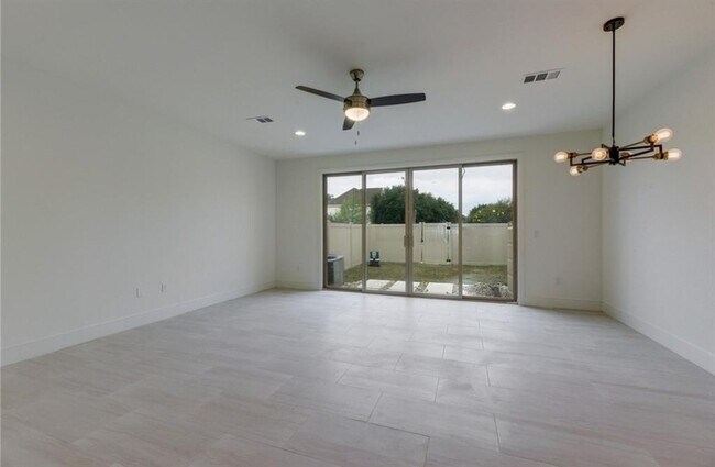 Foto del edificio - 303 Conservation Dr