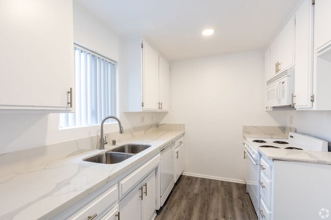 Interior Photo - 6643 Haskell Avenue