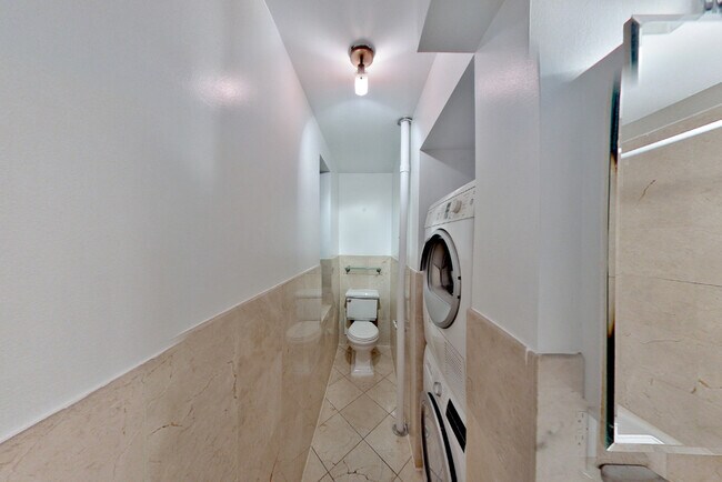 Foto del edificio - 697 Tenth Ave (47th & 48th Ave), #3FS