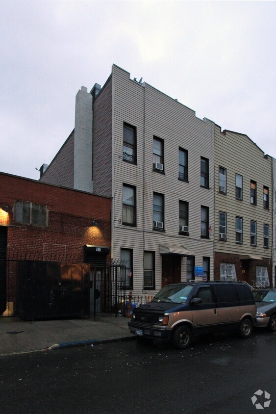 Primary Photo - 787 Hart St