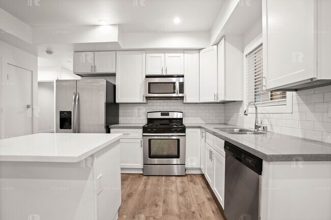 Foto del edificio - (Arely:B) 1209-1211 N. Beachwood Drive