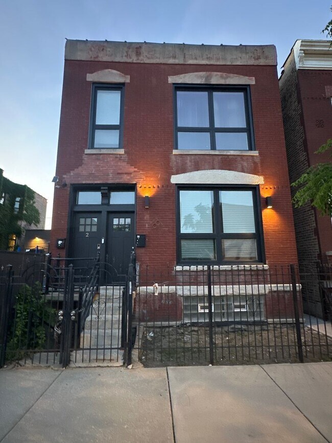Building Photo - 2708 W Maypole Ave