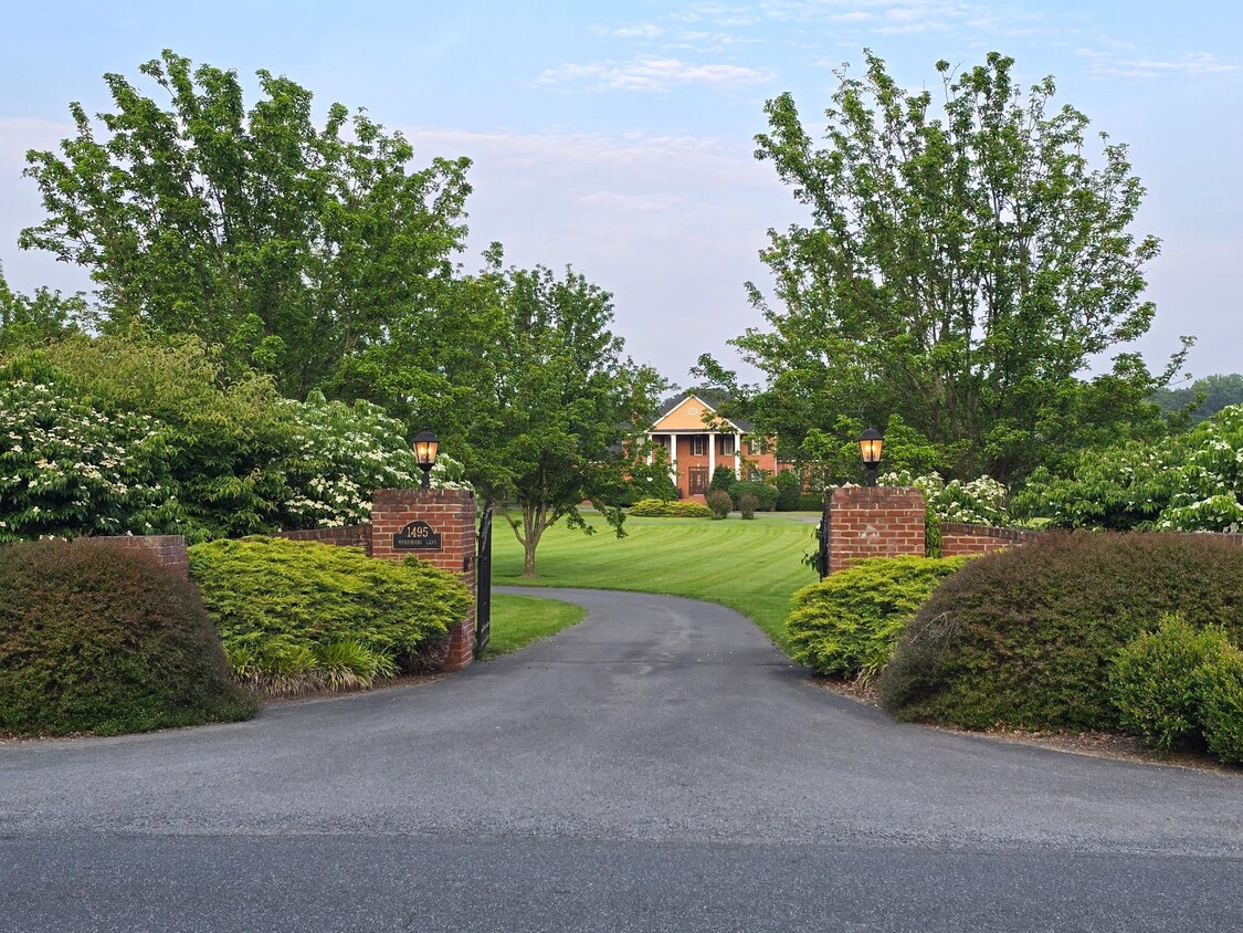 1495 Merriman's Lane Entrance - 1495 Merrimans Ln