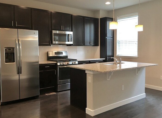 Building Photo - Amazing Townhome in Littleton