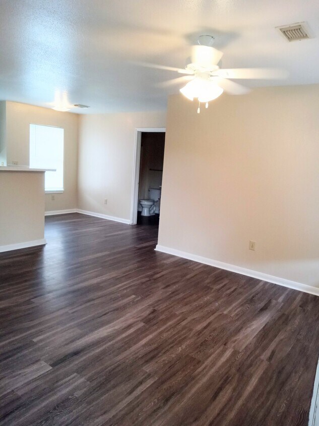 Waller Hillside Plaza Apartments in Waller, TX