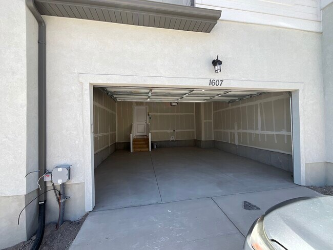 Building Photo - 1607 Stark Dr