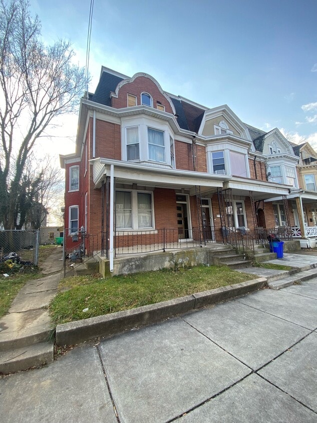 Building Photo - 122 E Cottage Pl