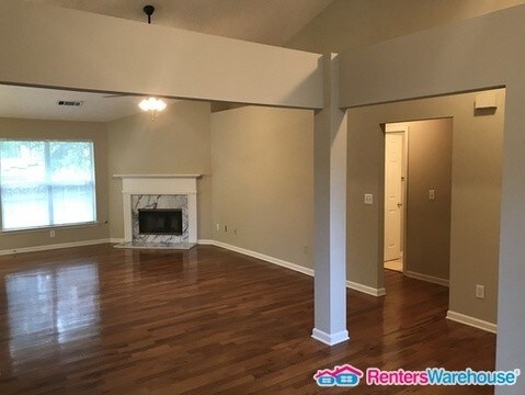 Building Photo - 2396 Hillvale Cir