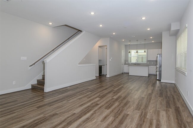 Building Photo - 1274 N Post Oak Rd