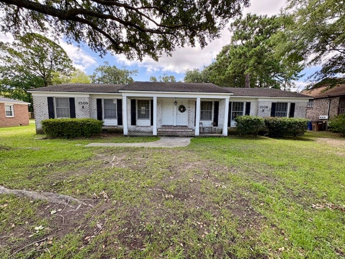 Primary Photo - Charming Three Bedroom Duplex on Harborvie...