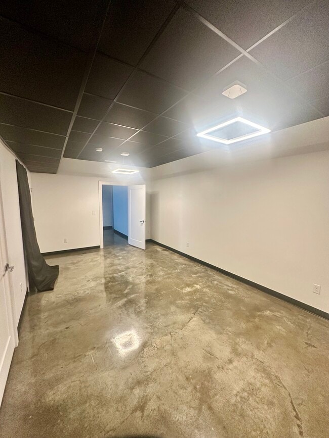 Building Photo - 1818 River Dr