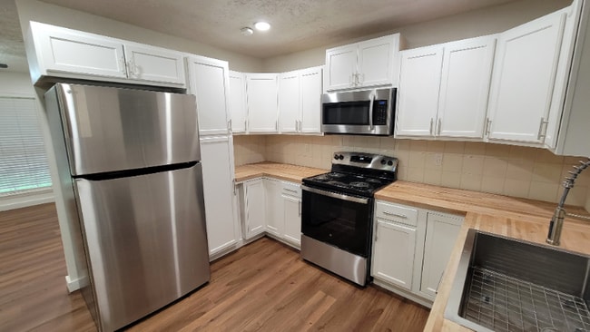 Foto del edificio - 2100 Hill Top Ct