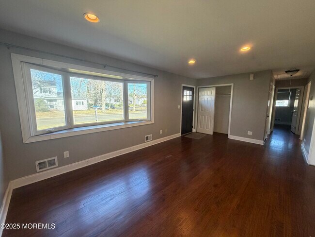 Building Photo - 710 Dow Ave