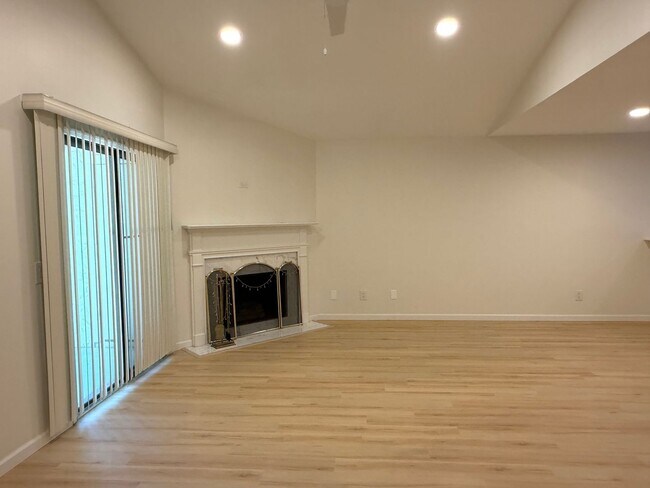 Building Photo - Remodeled One-Level Condo at Woodlake