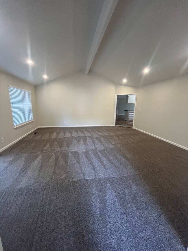 Foto del edificio - Updated 4 Bedroom 2.5 Bathroom Large Single Family Home located in Northeast Santa Rosa