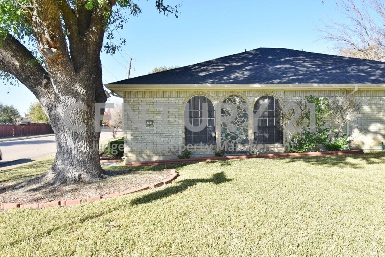 Foto principal - Lovely 3/2 Duplex on Corner Lot in Dallas ...