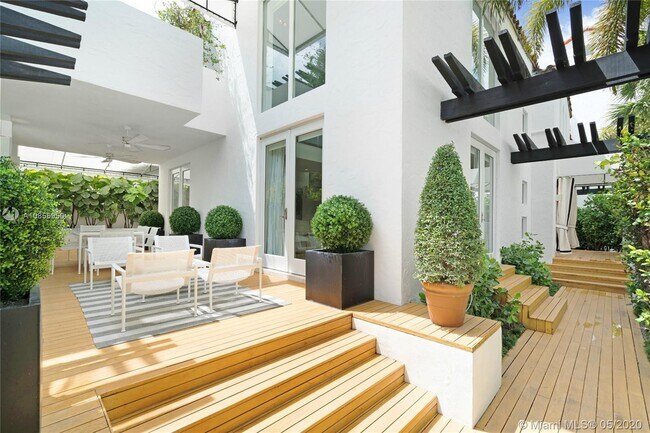 Building Photo - 222 Ocean Dr