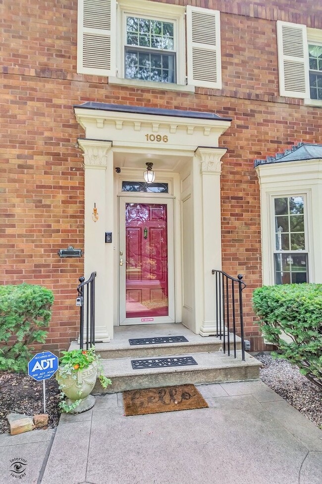 Building Photo - 1096 S Wildwood Ave