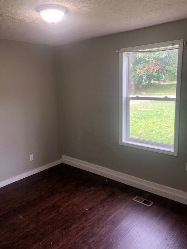 Building Photo - 360 E Walnut St