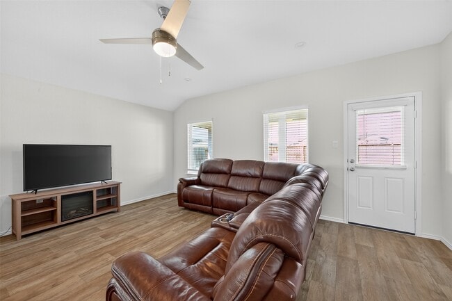 Building Photo - 7411 Canyon Chase Dr