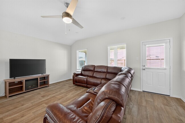 Foto del edificio - 7411 Canyon Chase Dr