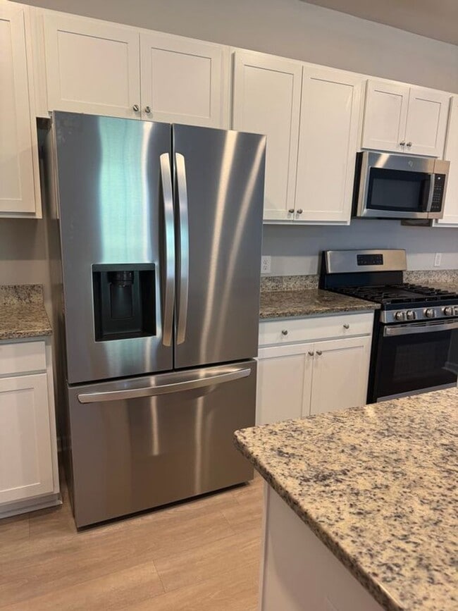 Building Photo - 5 Bedroom Home Located within walking dist...