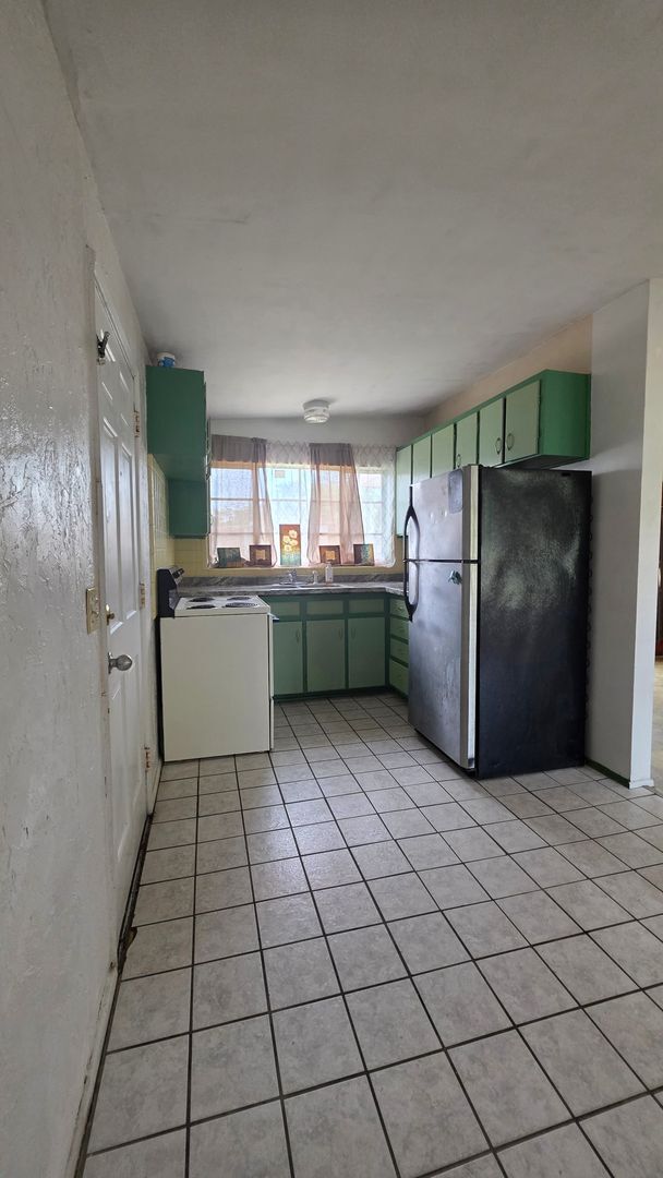 Building Photo - 2 Bedroom 1 Bath Single Family Home, Fenced in Yard