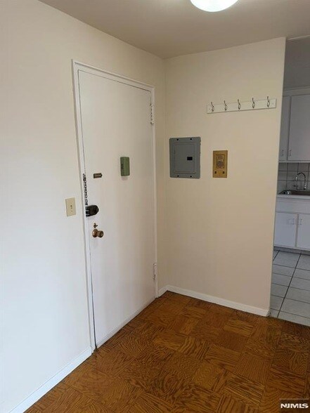 Building Photo - 39 E 39th St