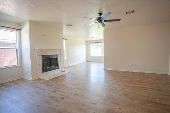Foto del edificio - 4027 Almond Lake Dr