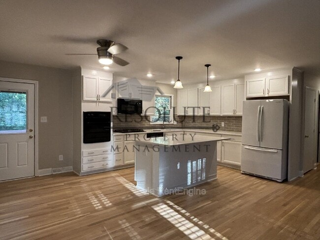 Foto del edificio - 4812 Radcliff Rd